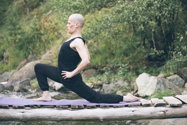 Mann macht Yoga in der Natur. — Stockfoto