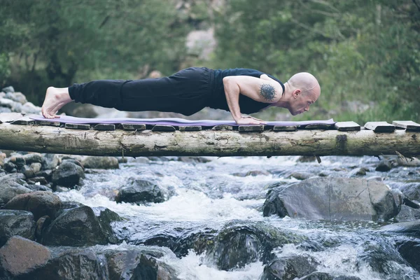 Homem fazendo ioga na natureza . — Fotografia de Stock