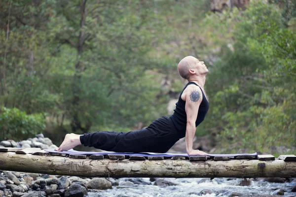 Człowiek robi joga w przyrodzie. — Zdjęcie stockowe