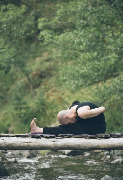 Homem fazendo ioga na natureza . — Fotografia de Stock