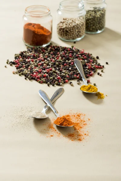 Verschiedene bunte Gewürze auf dem Holztisch. — Stockfoto