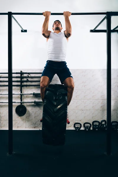 Muscular Men Doing Pull Ups como parte de Crossfit Training . — Foto de Stock