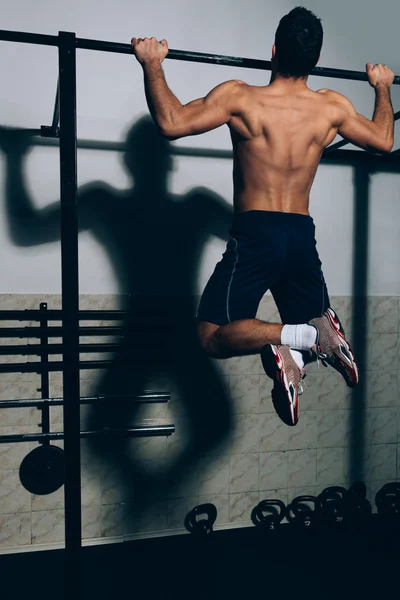 Muscular Men Doing Pull Ups como parte de Crossfit Training . — Foto de Stock