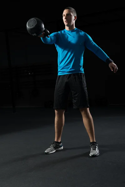 Homem fazendo Kettle bell workout . — Fotografia de Stock