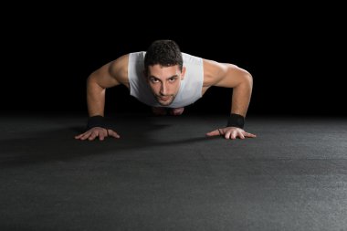 Kas Erkekler Push-up yapıyor .