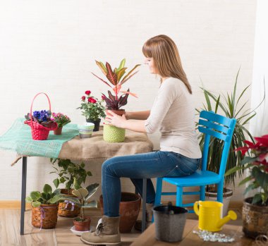 bir çiçek dikim kadın.