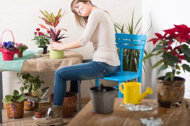 bir çiçek dikim kadın.