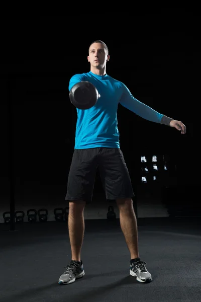 Homem fazendo Kettle bell workout . — Fotografia de Stock