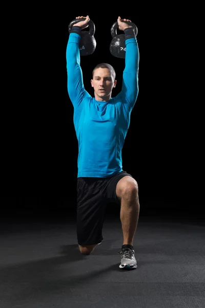 Hombre haciendo Kettle entrenamiento campana . — Foto de Stock