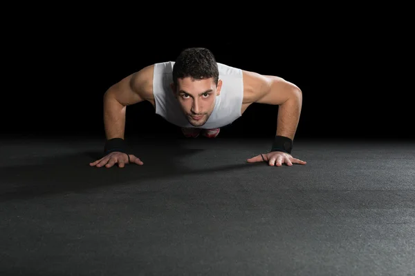 Hombres musculares haciendo flexiones  . — Foto de Stock