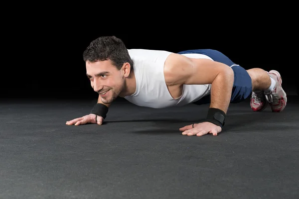 Hombres musculares haciendo flexiones  . — Foto de Stock