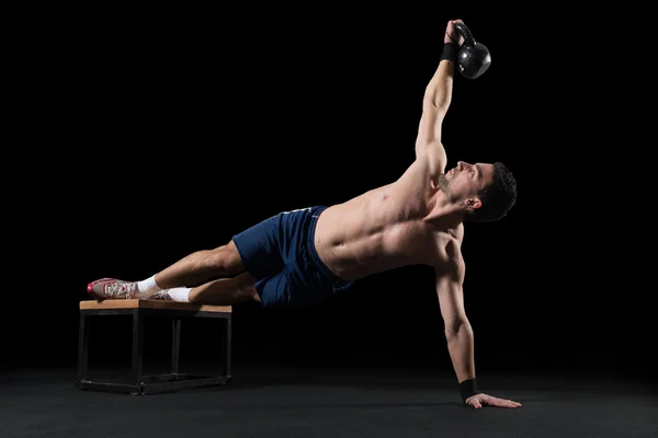 Mann beim Wasserkocher-Glocken-Workout. — Stockfoto