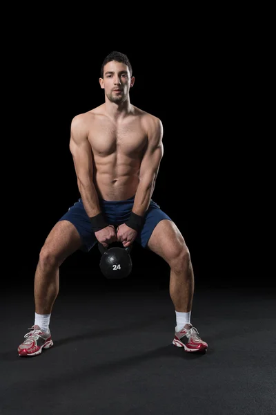 Mann beim Wasserkocher-Glocken-Workout. — Stockfoto