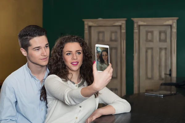 Lachende vrienden poseren voor een selfie. — Stockfoto