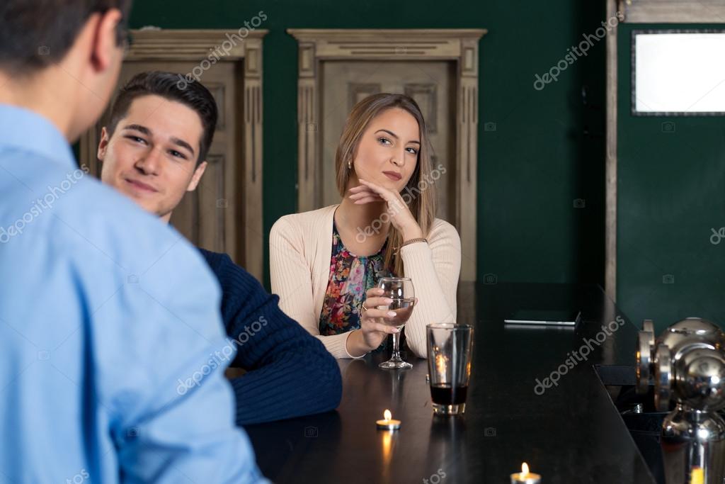 como coquetear a una mujer en un bar