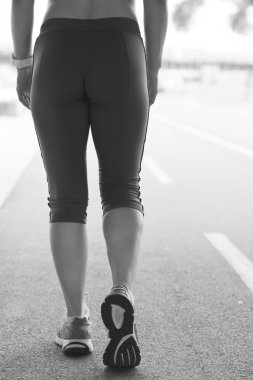 Çalıştırmadan önce Isınma egzersizleri yapıyor kadın.