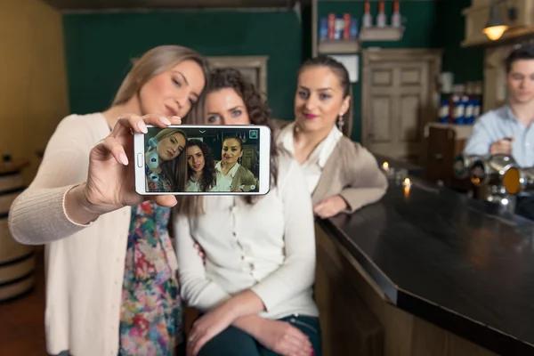 Sorrindo amigos posando para uma selfie .. — Fotografia de Stock