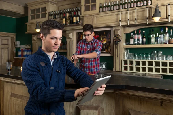 Joven Empresario con Tablet . — Foto de Stock