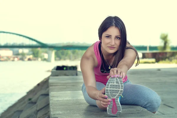 Vrouw doen warming-up oefeningen vóór het uitvoeren. — Stockfoto