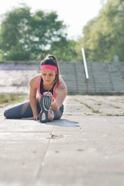 Çalıştırmadan önce Isınma egzersizleri yapıyor kadın.