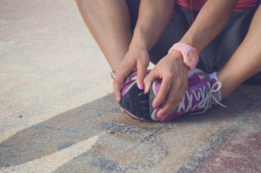 Koşmadan önce kadın ısınıyor.