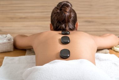 Kadının sıcak taş ritüel Spa merkezi.