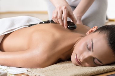 Kadının sıcak taş ritüel Spa merkezi.