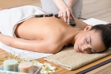 Kadının sıcak taş ritüel Spa merkezi.