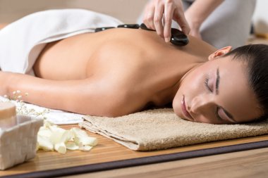 Kadının sıcak taş ritüel Spa merkezi.
