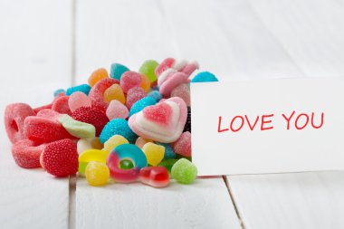 Bir sürü şeker ile tebrik kartı.