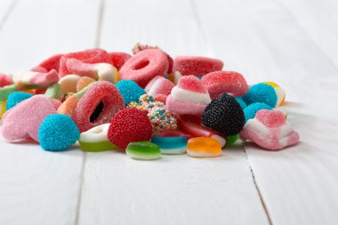 Beyaz masaya şeker.