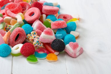 Beyaz masaya şeker.