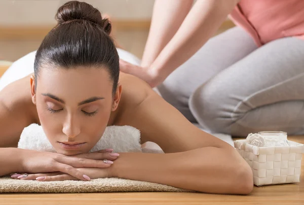 Mujer recibiendo masaje de espalda en el centro de spa . — Foto de Stock