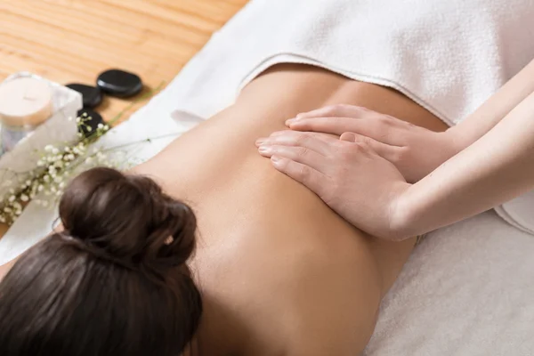 Kobieta odbiera masaż pleców w centrum odnowy biologicznej. — Zdjęcie stockowe