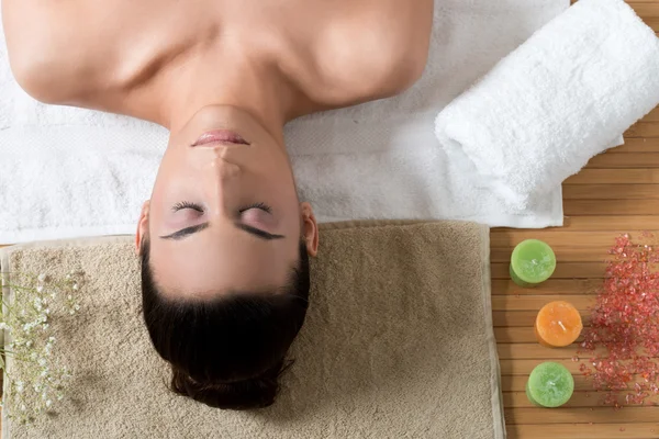 Schöne Frau auf einem Massagetisch liegend. — Stockfoto