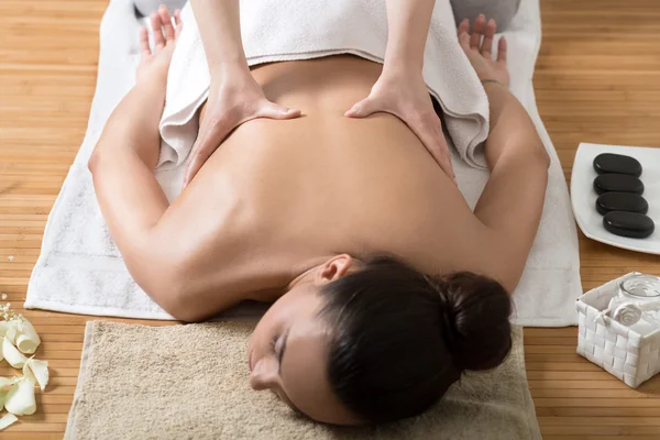 Mujer recibiendo masaje de espalda en el centro de spa . — Foto de Stock