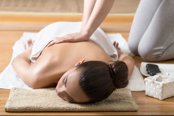 Mujer recibiendo masaje de espalda en el centro de spa . — Foto de Stock