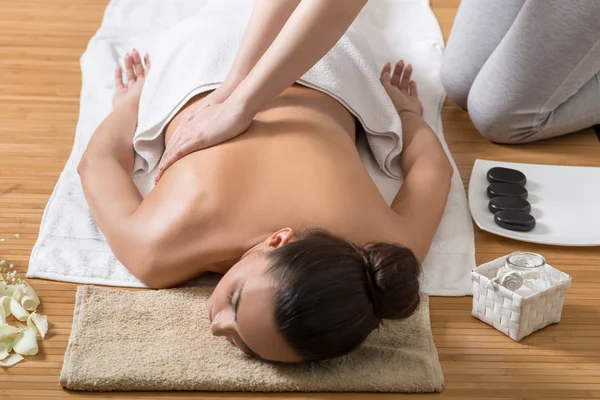 Mujer recibiendo masaje de espalda en el centro de spa . — Foto de Stock