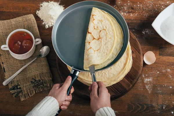 Woman making pancake in here home. — Stock Photo, Image