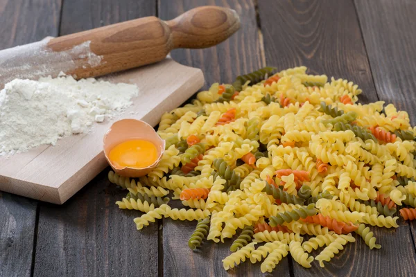 Pastas caseras en la mesa vintage de madera . — Foto de Stock