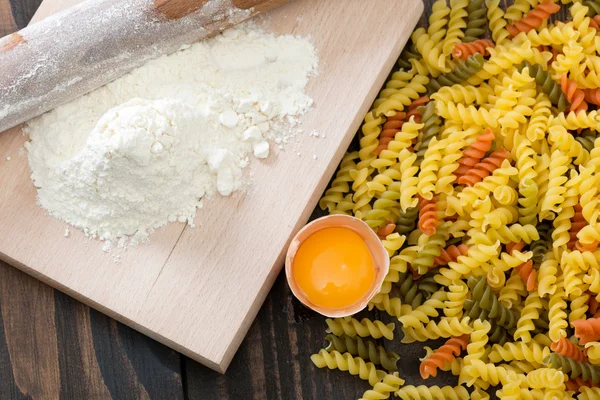 Pastas caseras en la mesa vintage de madera . — Foto de Stock