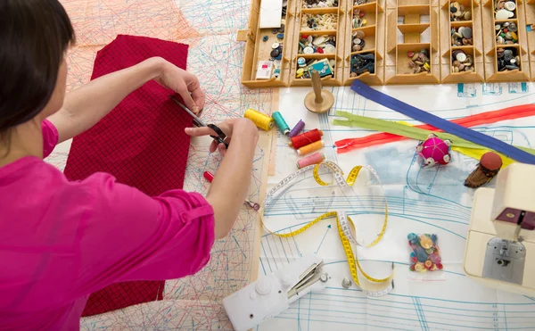 Mujer joven cosiendo en casa con papel de coser . —  Fotos de Stock