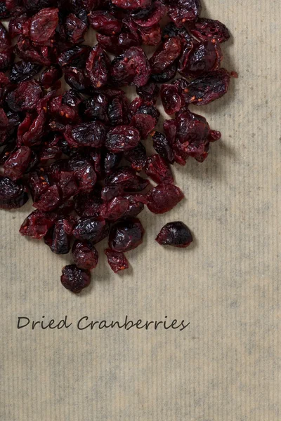 Gedroogde cranberries op vintage tafel. — Stockfoto