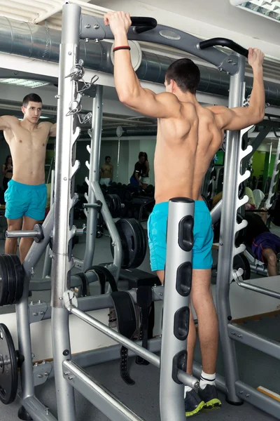 Μυϊκή άνδρες κάνει Pull Ups ως μέρος της κατάρτισης Crossfit — Φωτογραφία Αρχείου