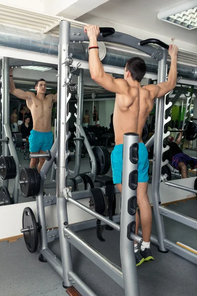 Musclé hommes faisant tirer des hauts dans le cadre de la formation Crossfit — Photo