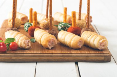 Ahşap masa üzerinde Peynir topu.