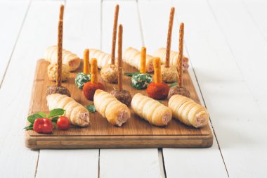 Ahşap masa üzerinde Peynir topu.