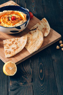 Pide ile ev yapımı humus
