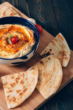Pide ile ev yapımı humus
