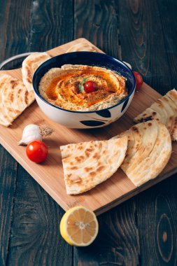 Pide ile ev yapımı humus